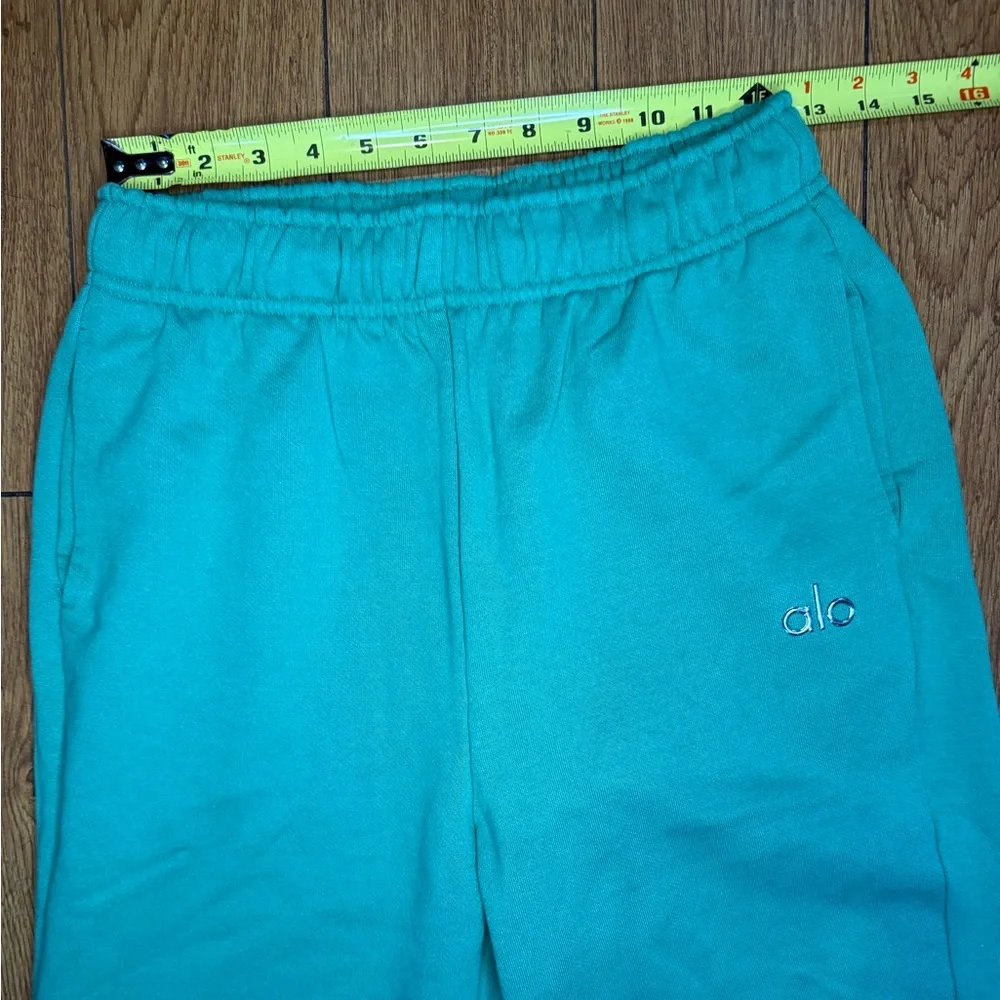 ALO Yoga Unisex Accolade Sweatpants in Lettuce - Picture 4 of 5
